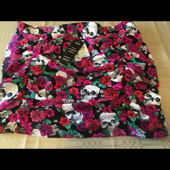 torrid Other - NWT Torrid ruched swim skirt. Skulls & Roses. Sz2.